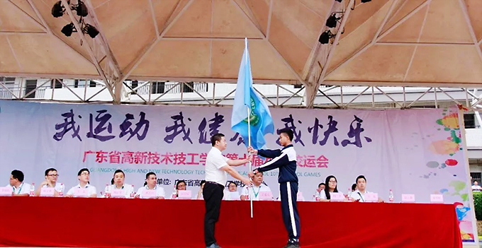 張?zhí)炫嘈iL為運(yùn)動員代表授旗