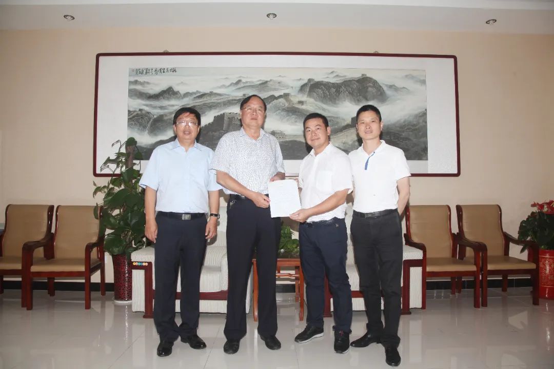 2016年7月23日,高新教育集團(tuán)董事長(zhǎng)張?zhí)炫嗯c衡水第一中學(xué)校長(zhǎng)張文茂在衡水第一中學(xué)簽訂合作協(xié)議書。.jpg 圖片